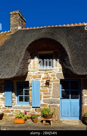 Francia, Finisterre, Pont Aven regione vicino Nevez, cottage con il tetto di paglia di Kerascoet Foto Stock