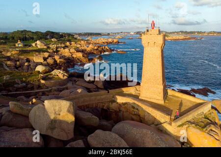 Francia, Cotes d'Armor, Perros Guirec, Ploumanac'h, Costa di granito Rosa (cote de Granit Rose), pointe de Squewel, sul sentiero doganale o sentiero GR 34, Ploumanac'h o faro Mean Ruz (vista aerea) Foto Stock