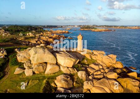 Francia, Cotes d'Armor, Perros Guirec, Ploumanac'h, Costa di granito Rosa (cote de Granit Rose), pointe de Squewel, sul sentiero doganale o sentiero GR 34, Ploumanac'h o faro Mean Ruz (vista aerea) Foto Stock