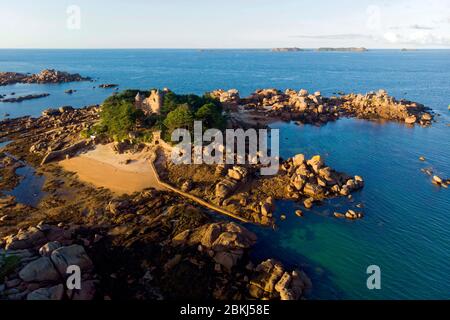 Francia, Cotes d'Armor, Tregastel, Costa di granito Rosa (cote de Granit Rose), pointe de Squewel, Isola e castello di Costaeres (vista aerea) Foto Stock