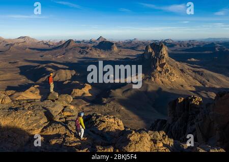 Algeria, Tamanrasset, Hoggar Sahara, che arrampica gli aghi basaltici del Tezouyag, di fronte all'eremo di Padre de Foucauld ad Assekrem Foto Stock