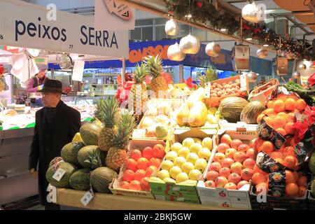 Spagna, Catalogna, Girona, mercato comunale (Mercat del Lleó), mercante di frutta Foto Stock