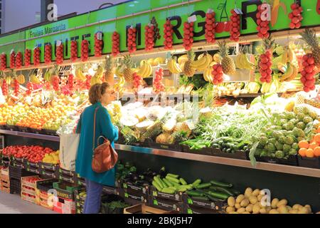 Spagna, Catalogna, Girona, mercato comunale (Mercat del Lleó), mercante di frutta e verdura Foto Stock