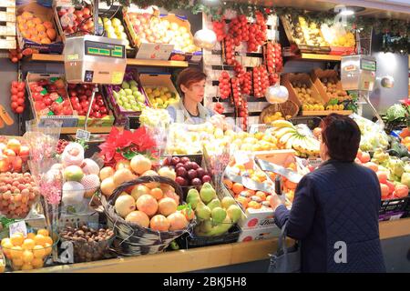 Spagna, Catalogna, Girona, mercato comunale (Mercat del Lleó), mercante di frutta Foto Stock