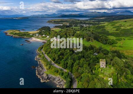 Regno Unito, Scozia, regione delle Highland occidentali, Argyll e Bute, regione di Strathclyde, Oban, la città dal mare, Dunollie Museum, Castello e terreni (vista aerea) Foto Stock