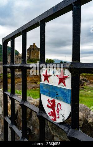 Regno Unito, Scozia, Highlands, Ross & Cromarty County, Dornie, Eilean Donan Castle all'ingresso di Loch Duich Foto Stock