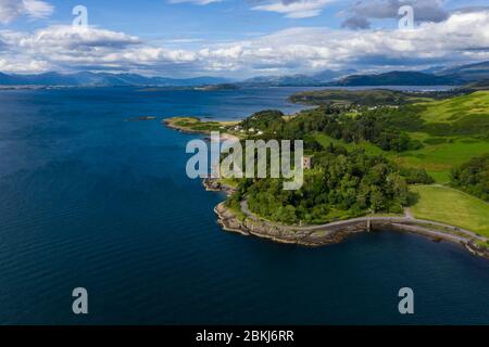 Regno Unito, Scozia, regione delle Highland occidentali, Argyll e Bute, regione di Strathclyde, Oban, la città dal mare, Dunollie Museum, Castello e terreni (vista aerea) Foto Stock