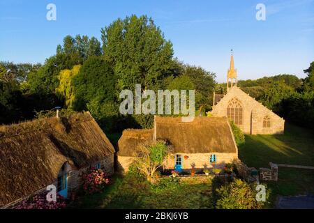 Francia, Finistere, paese Bigouden, Penmarch, la Madeleine frazione, case tradizionali con tetti di paglia e la Cappella della Madeleine Foto Stock