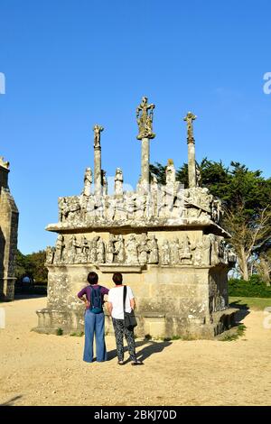 Francia, Finistere, Penmarch Peninsula, St Jean Trolimon, Calvario della cappella di Notre-Dame de Tronoen Foto Stock