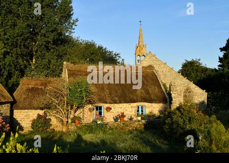 Francia, Finistere, paese Bigouden, Penmarch, la Madeleine frazione, case tradizionali con tetti di paglia e la Cappella della Madeleine Foto Stock