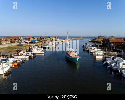 Francia, Gironde, Bassin d'Arcachon, Gujan-Mestras, porto di ostriche di Larros, Pinasse la Pylataise e l'Argo II, imbarcazione tradizionale a vela sardina nella baia di Arcachon Foto Stock