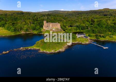 Regno Unito, Scozia, Highlands, Ebridi, Isola di Skye, Loch Dunvegan, Dunvegan Castle & Gardens, la roccaforte del clan MacLeod dal XIII secolo Foto Stock