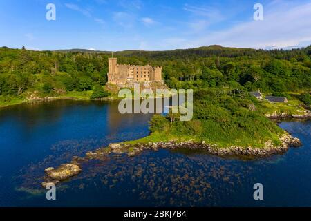 Regno Unito, Scozia, Highlands, Ebridi, Isola di Skye, Loch Dunvegan, Dunvegan Castle & Gardens, la roccaforte del clan MacLeod dal XIII secolo Foto Stock