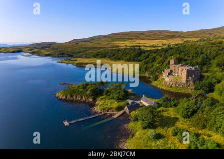 Regno Unito, Scozia, Highlands, Ebridi, Isola di Skye, Loch Dunvegan, Dunvegan Castle & Gardens, la roccaforte del clan MacLeod dal XIII secolo Foto Stock