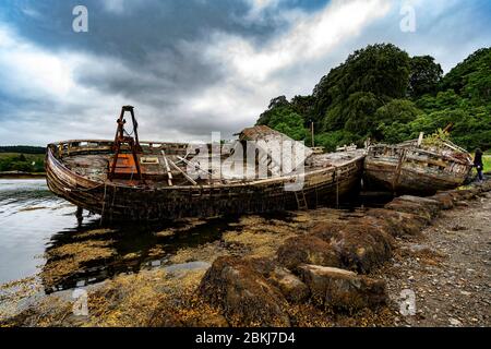 Regno Unito, Scozia, Highlands, Inner Ebrides, Isola di Mull, navi da pesca relitti Foto Stock