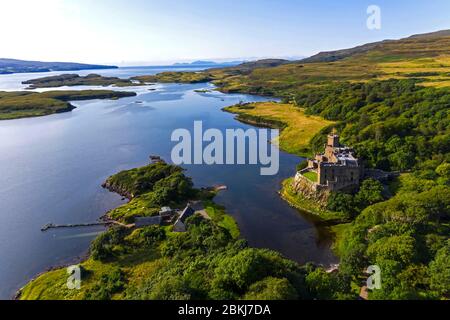 Regno Unito, Scozia, Highlands, Ebridi, Isola di Skye, Loch Dunvegan, Dunvegan Castle & Gardens, la roccaforte del clan MacLeod dal XIII secolo Foto Stock