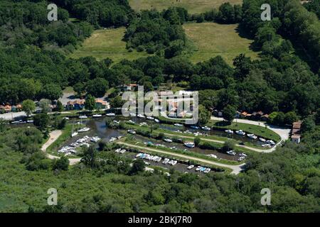 Francia, Gironde, Bassin d'Arcachon, Biganos, il porto di ostriche (vista aerea) Foto Stock