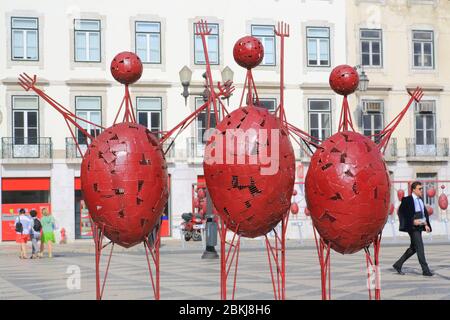 Portogallo, Lisbona, Baixa, Praça do Municipio, sculture rosse di Jorge Vieira, inaugurate nel 1998 Foto Stock