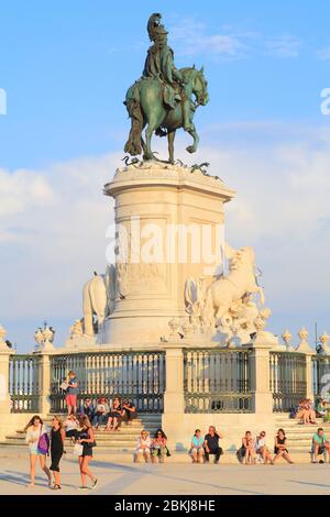 Portogallo, Lisbona, Baixa, Praça do Comércio (Piazza del Commercio), statua equestre di Re Giuseppe i progettata da Joaquim Machado de Castro e inaugurata nel 1775 Foto Stock