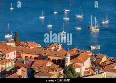 Francia, Alpes-Maritimes, Villefranche-sur-Mer, la città vecchia e le barche da diporto all'ancora nella Rade de Villefranche Foto Stock