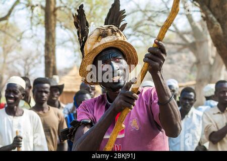 Sudan, sud Cordofan, Nuba Hills, Kau, ornamento di aquila sulla testa e amuleti sul braccio, un combattente esegue una carica simbolica davanti a un duello Foto Stock