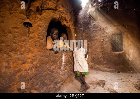 Sudan, sud Cordofan, Nuba Hills, Talodi, masakin Nubas nella loro capanna rotonda Foto Stock