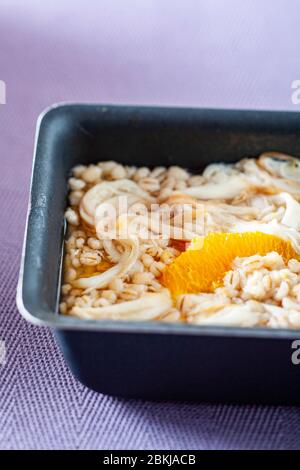 Terrina d'orzo d'arancia Foto Stock