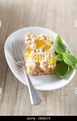 Terrina d'orzo d'arancia Foto Stock