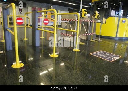 Napoli, Italia. 04 maggio 2020. Il servizio di trasporto metropolitano di Napoli, linea 1 che dalla periferia con la stazione Piscinola, attraversa la città fino alla stazione Garibaldi, riprende a correre dopo la fase di blocco. (Foto di Salvatore Esposito/Pacific Press/Sipa USA) Credit: Sipa USA/Alamy Live News Foto Stock