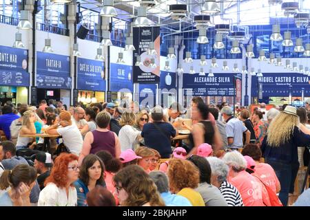 Portogallo, Lisbona, Cais do Sodre, Mercado da Ribeira, Time out Market, sala ristorazione aperta nel 2014 con 35 chioschi che servono varie specialità culinarie Foto Stock