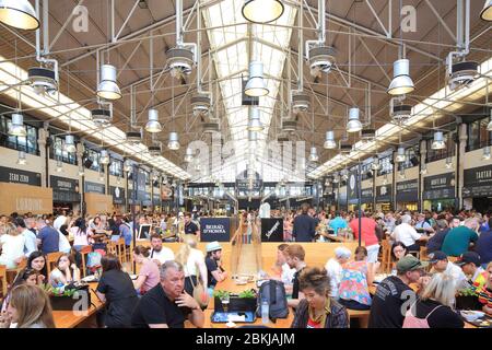 Portogallo, Lisbona, Cais do Sodre, Mercado da Ribeira, Time out Market, sala ristorazione aperta nel 2014 con 35 chioschi che servono varie specialità culinarie Foto Stock