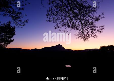 Francia, Bouches du Rhone, Pays d'Aix, Aix en Provence, altopiano di Bibemo, montagna Sainte Victoire e la diga di Zola in primo piano Foto Stock