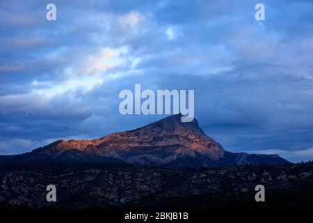 Francia, Bouches du Rhone, Pays d'Aix, Aix en Provence, altopiano di Bibemus, montagna Sainte Victoire Foto Stock