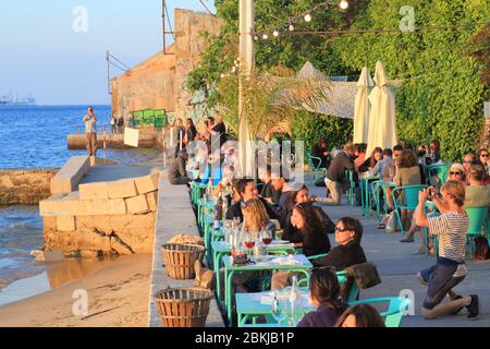 Portogallo, Lisbona, Almada, riva sinistra del Tago, terrazza del ristorante Atira-te Ao Rio Foto Stock