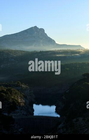 Francia, Bouches du Rhone, Pays d'Aix, Aix en Provence, altopiano di Bibemo, montagna Sainte Victoire e la diga di Zola in primo piano Foto Stock