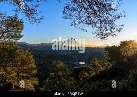 Francia, Bouches du Rhone, Pays d'Aix, Aix en Provence, altopiano di Bibemo, montagna Sainte Victoire e la diga di Zola in primo piano Foto Stock