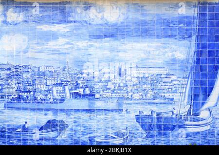 Portogallo, Lisbona, Alfama, Miradouro de Santa Luzia, azulejos con vista sulla città sul Tago (inizio XX secolo) Foto Stock