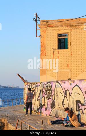 Portogallo, Lisbona, Almada, riva sinistra del Tago, vecchia sardinerie lungo il fiume Foto Stock