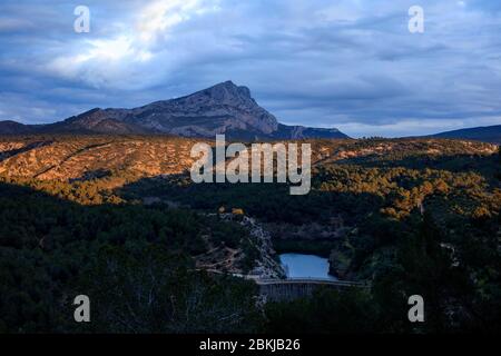 Francia, Bouches du Rhone, Pays d'Aix, Aix en Provence, altopiano di Bibemo, montagna Sainte Victoire e la diga di Zola in primo piano Foto Stock