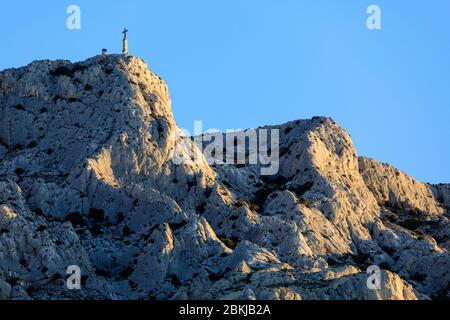 Francia, Bouches du Rhone, Pays d'Aix, Saint Antonin sur Bayon, montagna Sainte Victoire, Croix de Provence (946 m) Foto Stock