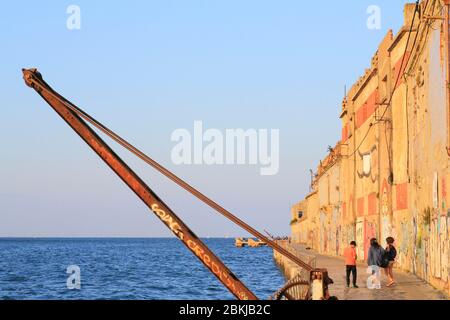 Portogallo, Lisbona, Almada, riva sinistra del Tago, vecchi sardineri lungo il fiume Foto Stock