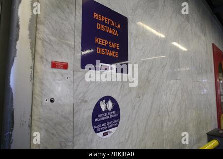 Napoli, Italia. 04 maggio 2020. Il servizio di trasporto metropolitano di Napoli, linea 1 che dalla periferia con la stazione Piscinola, attraversa la città fino alla stazione Garibaldi, riprende a correre dopo la fase di blocco. (Foto di Salvatore Esposito/Pacific Press/Sipa USA) Credit: Sipa USA/Alamy Live News Foto Stock