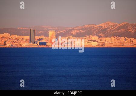 Francia, Bouches du Rhone, Marsiglia e il suo porto, la torre CMA CGM, l'architetto Zaha Hadid e la torre la Marseillaise, l'architetto Jean Nouvel sullo sfondo Foto Stock