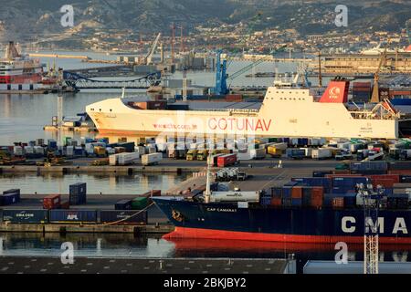 Francia, Bouches du Rhone, Marsiglia, Grand Port Maritime, 2 ° arrondissement, quartiere Arinc, l'Estaque sullo sfondo Foto Stock