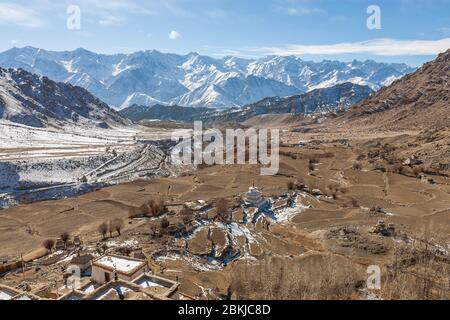 India, Jammu e Kashmir, Ladakh, Likir Gompa, vista elevata sulla valle e montagne innevate sullo sfondo, altitudine 3700 metri Foto Stock