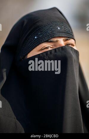 India, Jammu e Kashmir, Srinagar, Lago di Nageen, ritratto di una donna che indossa un niqab, pieno velo nero Foto Stock