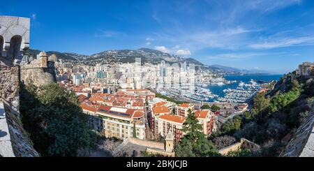 Principato di Monaco, Monaco, vista dai bastioni della città vecchia sul porto di Ercole, le Condamine e il quartiere di Monte-Carlo Foto Stock