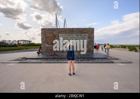 DUNKERQUE, FRANCIA - 13 AGOSTO 2019: Femmina bionda di fronte all'operazione Dynamo Memorial a Dunkerque Foto Stock