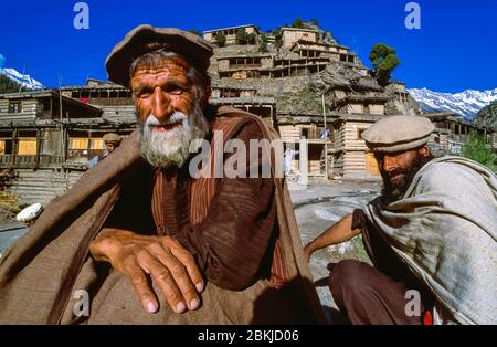 Pakistan, massiccio indù di Kouch, provincia di Chitral, confine con l'Afghanistan, villaggi e valli-rifugio del Kalash o Kalasha, un popolo indù-europeo di religione politeistica, minacciato, come ultima tribù non musulmana del Pakistan, nuristani islamizzati Foto Stock