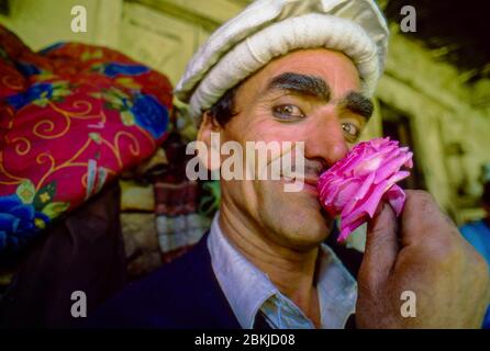 Pakistan, massiccio indù di Kouch, provincia di Chitral, confine con l'Afghanistan, villaggi e valli-rifugio del Kalash o Kalasha, un popolo indù-europeo di religione politeistica, minacciato, come l'ultima tribù non-musulmana del Pakistan, capo Kalash di villaggio di Brun, recitare poesia, occhi costituiti da kohl Foto Stock